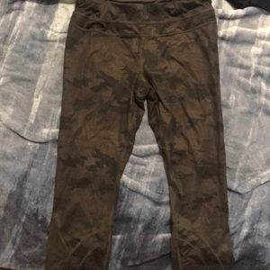 LULULEMON running capri, green camo print size 6, good condition